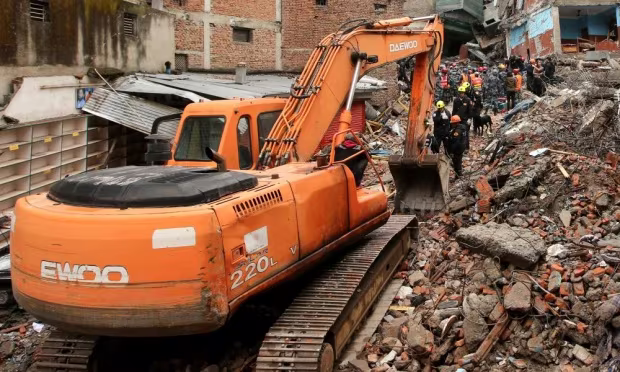 Nepal: Giải cứu cậu bé 15 tuổi sau 120 giờ ngồi gập gối dưới đống đất đá ảnh 2