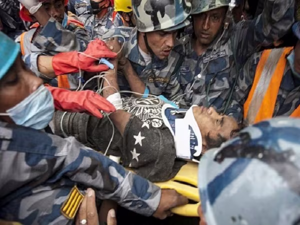 Nepal: Giải cứu cậu bé 15 tuổi sau 120 giờ ngồi gập gối dưới đống đất đá ảnh 1