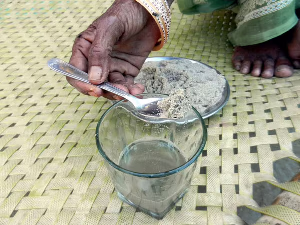 Gặp cụ già nghiện ăn 3-4 bát cát, sỏi mỗi ngày ảnh 4