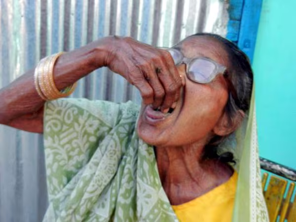 Gặp cụ già nghiện ăn 3-4 bát cát, sỏi mỗi ngày ảnh 1