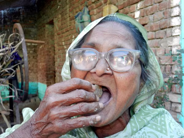 Gặp cụ già nghiện ăn 3-4 bát cát, sỏi mỗi ngày ảnh 2