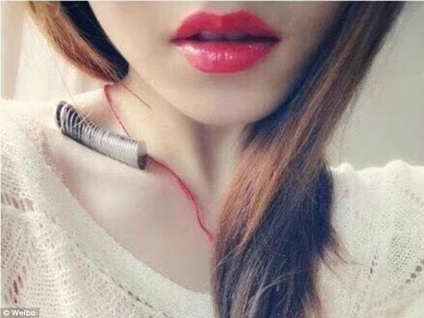 Giới trẻ thế giới phát cuồng trào lưu đặt đồng xu lên xương đòn ảnh 1 Giới trẻ thế giới phát cuồng trào lưu đặt đồng xu lên xương đòn ảnh 1
