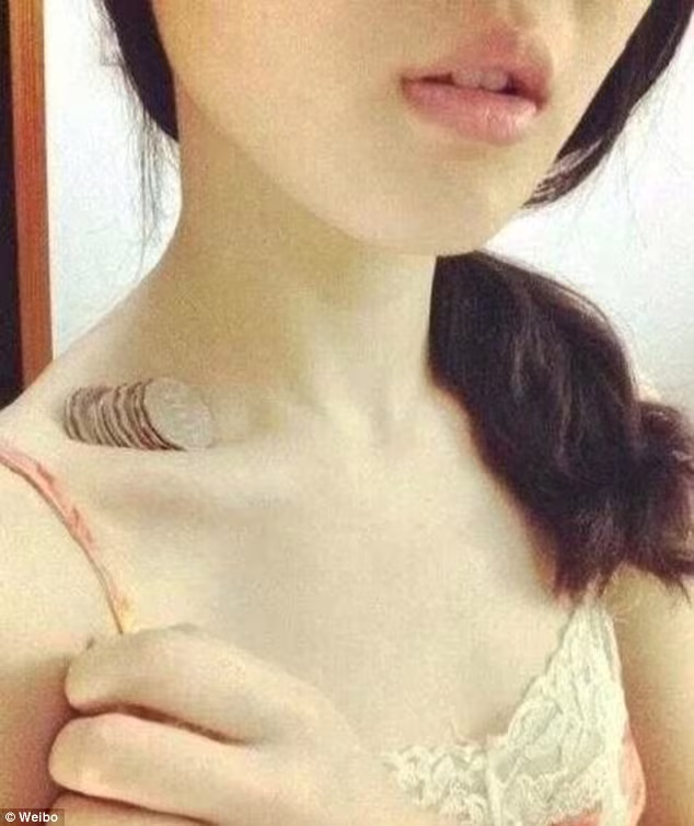 Giới trẻ thế giới phát cuồng trào lưu đặt đồng xu lên xương đòn ảnh 4 Giới trẻ thế giới phát cuồng trào lưu đặt đồng xu lên xương đòn ảnh 4