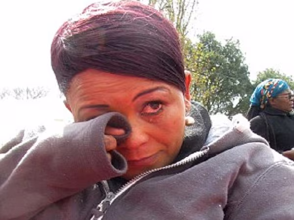 Người phụ nữ khốn khổ nơi công cộng vì... vòng 3 quá khổ ảnh 1