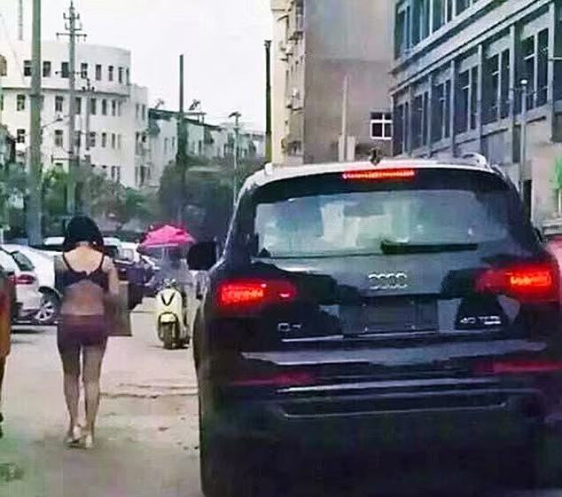Bắt vợ đeo biển "bán thân" giữa phố vì tội ngoại tình  ảnh 2 Bắt vợ đeo biển "bán thân" giữa phố vì tội ngoại tình  ảnh 2