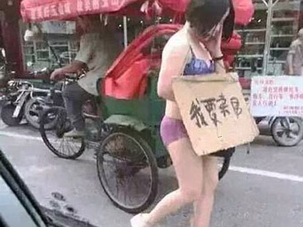Bắt vợ đeo biển "bán thân" giữa phố vì tội ngoại tình  ảnh 1 Bắt vợ đeo biển "bán thân" giữa phố vì tội ngoại tình  ảnh 1