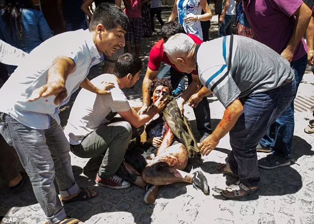 Hiện trường đẫm máu vụ đánh bom tự sát gần biên giới Thổ Nhĩ Kỳ ảnh 11