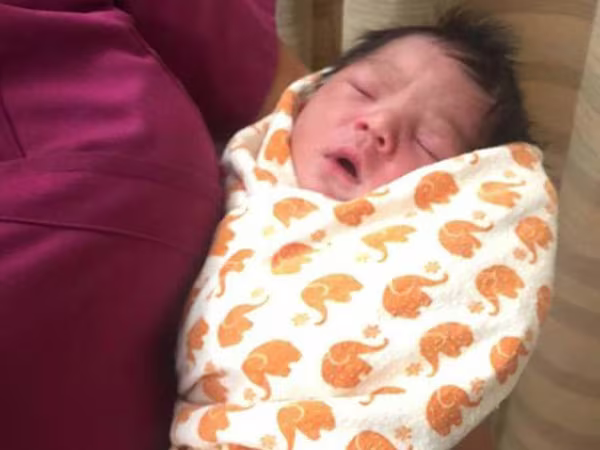 Phẫn nộ người mẹ vứt con sơ sinh trên đường phố đêm  ảnh 1