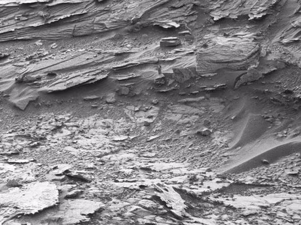 NASA tiết lộ bức ảnh "phụ nữ áo đen bí ẩn" trên sao Hỏa ảnh 2