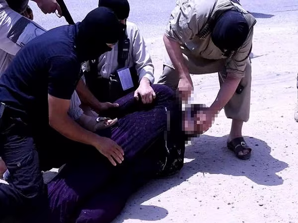 Cải trang thành phụ nữ hòng trốn thoát, chiến binh IS bị chặt đầu dã man ảnh 2