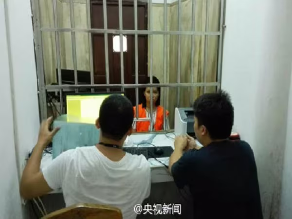 Vụ nổ Thiên Tân: Thiếu nữ 19 tuổi hoang báo... cha chết để trục lợi 100.000 nhân dân tệ  ảnh 2 Vụ nổ Thiên Tân: Thiếu nữ 19 tuổi hoang báo... cha chết để trục lợi 100.000 nhân dân tệ  ảnh 2
