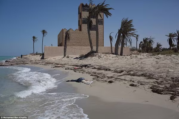 Sốc: Xương cốt người di cư "dạt trắng" trên bờ biển Libya  ảnh 2