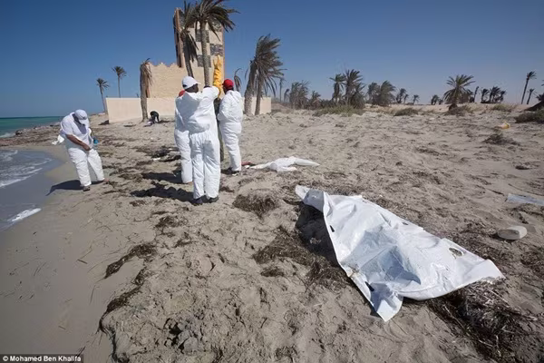 Sốc: Xương cốt người di cư "dạt trắng" trên bờ biển Libya  ảnh 1