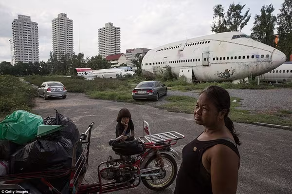 Khám phá cuộc sống bên trong khu "nghĩa địa máy bay" bỏ hoang giữa thủ đô Bangkok ảnh 15