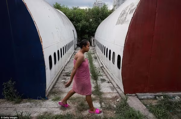 Khám phá cuộc sống bên trong khu "nghĩa địa máy bay" bỏ hoang giữa thủ đô Bangkok ảnh 16