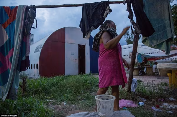 Khám phá cuộc sống bên trong khu "nghĩa địa máy bay" bỏ hoang giữa thủ đô Bangkok ảnh 4