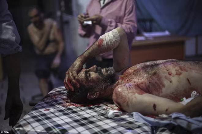 Máy bay Nga bị nghi không kích trúng dân thường ở ngoại ô Damascus, 23 người chết ảnh 12