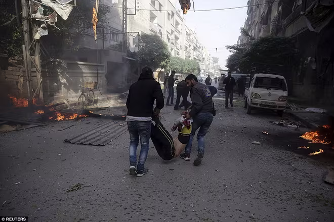 Máy bay Nga bị nghi không kích trúng dân thường ở ngoại ô Damascus, 23 người chết ảnh 16 Máy bay Nga bị nghi không kích trúng dân thường ở ngoại ô Damascus, 23 người chết ảnh 16
