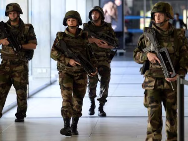 Có 3 nhóm khủng bố đã thực hiện vụ tấn công kinh hoàng tại Paris? ảnh 1