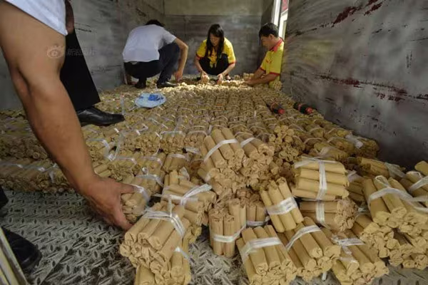 Nhân viên ngân hàng phát khóc vì "đại gia" chở tiền lẻ đi mua ổ tô ảnh 7