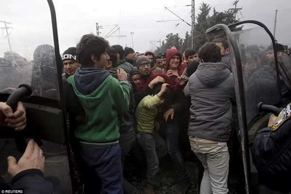Người tị nạn đụng độ cảnh sát, phá hàng rào thép gai trên biên giới Macedonia ảnh 6 Người tị nạn đụng độ cảnh sát, phá hàng rào thép gai trên biên giới Macedonia ảnh 6
