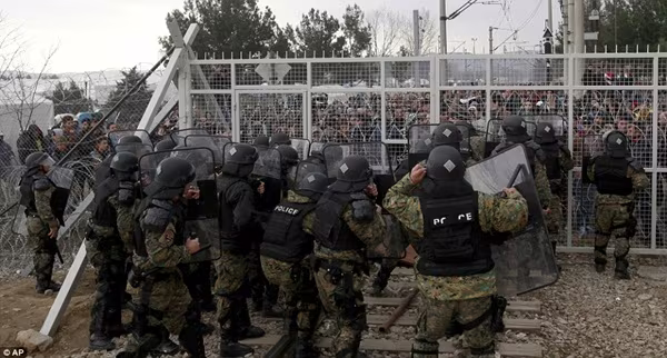 Người tị nạn đụng độ cảnh sát, phá hàng rào thép gai trên biên giới Macedonia ảnh 2 Người tị nạn đụng độ cảnh sát, phá hàng rào thép gai trên biên giới Macedonia ảnh 2