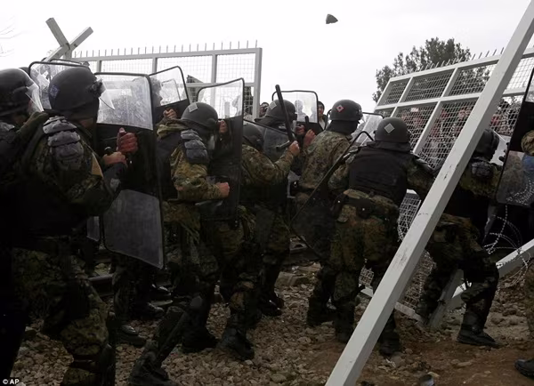 Người tị nạn đụng độ cảnh sát, phá hàng rào thép gai trên biên giới Macedonia ảnh 4 Người tị nạn đụng độ cảnh sát, phá hàng rào thép gai trên biên giới Macedonia ảnh 4