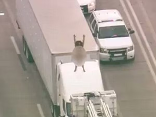 Người phụ nữ trần truồng nhảy múa, gây ách tắc tại Texas, Mỹ ảnh 3