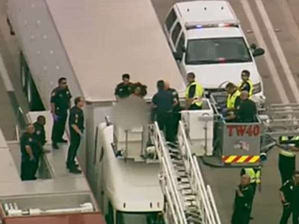 Người phụ nữ trần truồng nhảy múa, gây ách tắc tại Texas, Mỹ ảnh 4