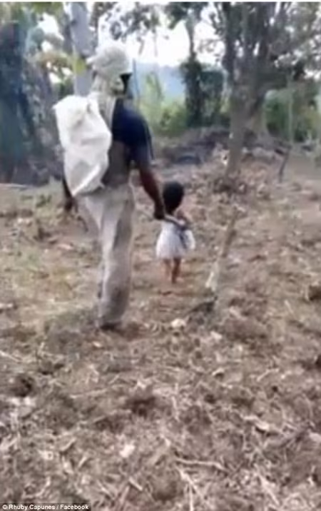 Bé gái 5 tuổi làm "đôi mắt" cho cha mù đi hái dừa hàng ngày ảnh 2