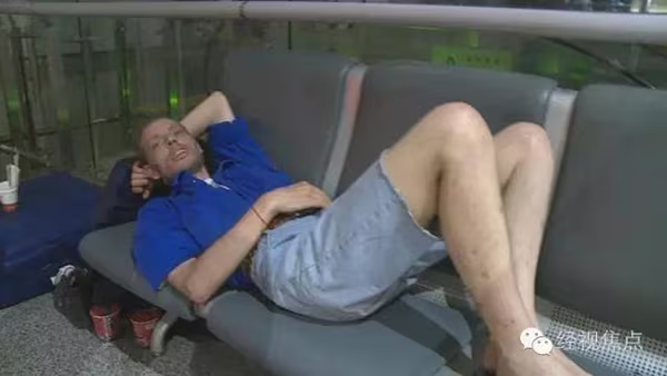 Bay 4.500km rồi chờ bạn gái qua mạng 10 ngày tại sân bay ảnh 2 Bay 4.500km rồi chờ bạn gái qua mạng 10 ngày tại sân bay ảnh 2