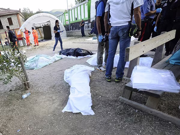 Chùm ảnh "thiên đường" biến thành "địa ngục" sau thảm họa động đất ở Ý ảnh 12 Chùm ảnh "thiên đường" biến thành "địa ngục" sau thảm họa động đất ở Ý ảnh 12