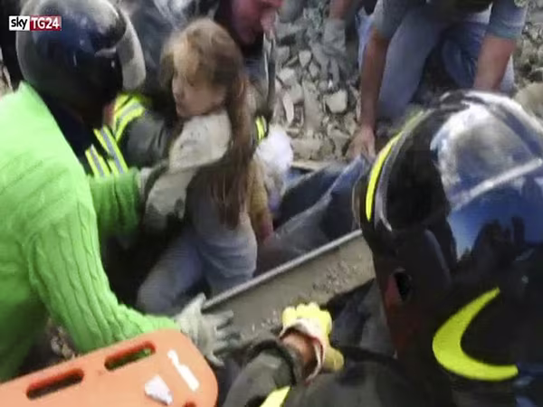 Khoảnh khắc kỳ diệu cứu sống cô bé 10 tuổi sau 17 giờ bị chôn lấp ảnh 1