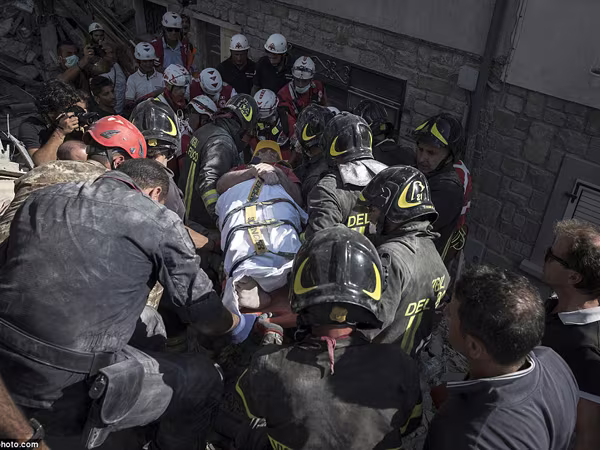 Chùm ảnh "thiên đường" biến thành "địa ngục" sau thảm họa động đất ở Ý ảnh 11 Chùm ảnh "thiên đường" biến thành "địa ngục" sau thảm họa động đất ở Ý ảnh 11