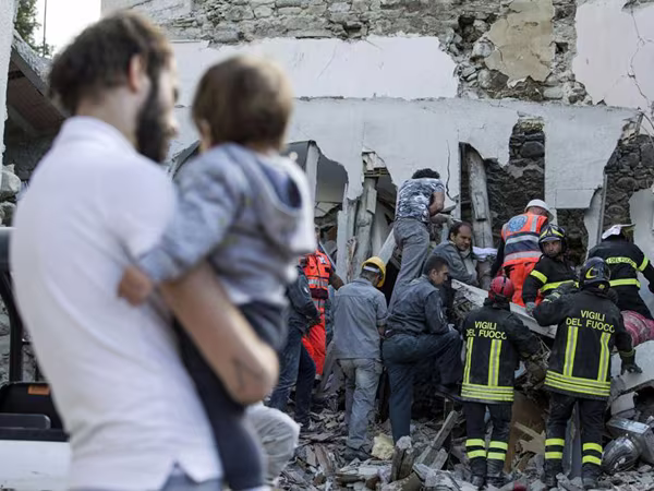 Khoảnh khắc kỳ diệu cứu sống cô bé 10 tuổi sau 17 giờ bị chôn lấp ảnh 2