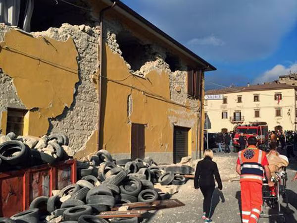 Chùm ảnh "thiên đường" biến thành "địa ngục" sau thảm họa động đất ở Ý ảnh 8 Chùm ảnh "thiên đường" biến thành "địa ngục" sau thảm họa động đất ở Ý ảnh 8