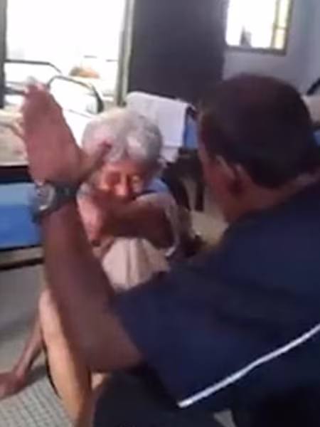 Dân mạng phẫn nộ y tá hành hạ cụ già trong viện dưỡng lão ảnh 2