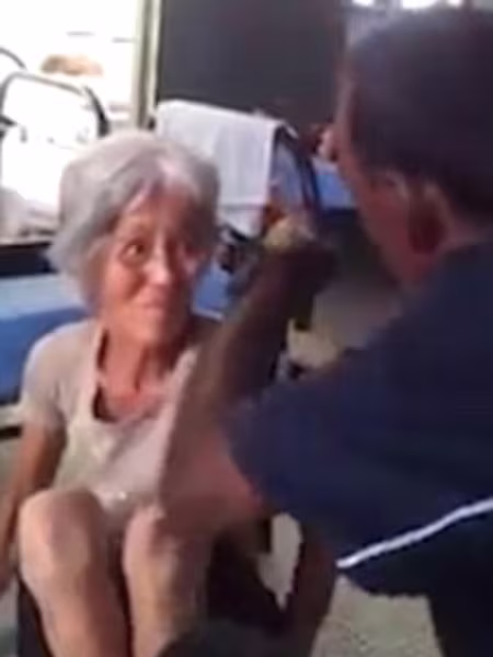 Dân mạng phẫn nộ y tá hành hạ cụ già trong viện dưỡng lão ảnh 3