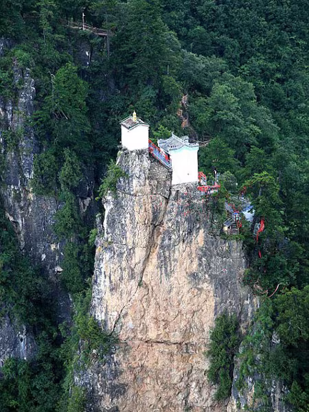 Ngần ngơ ngắm nhìn ngôi đền chênh vênh trên đỉnh núi cao gần 2.000 m ảnh 2