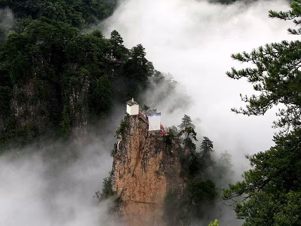 Ngần ngơ ngắm nhìn ngôi đền chênh vênh trên đỉnh núi cao gần 2.000 m ảnh 4