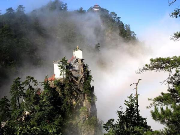 Ngần ngơ ngắm nhìn ngôi đền chênh vênh trên đỉnh núi cao gần 2.000 m ảnh 6