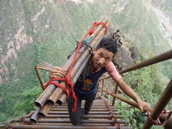 Lặng người xem con đường đi học nguy hiểm nhất thế giới ảnh 2 Lặng người xem con đường đi học nguy hiểm nhất thế giới ảnh 2