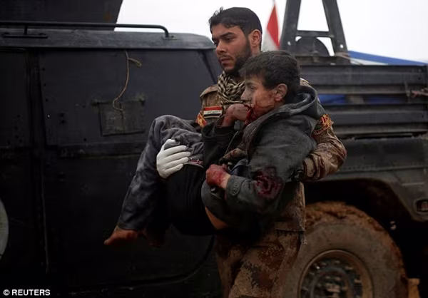 IS phá đường ống nước, bắn tỉa trẻ em để ngăn cản dân chạy trốn ảnh 4 IS phá đường ống nước, bắn tỉa trẻ em để ngăn cản dân chạy trốn ảnh 4