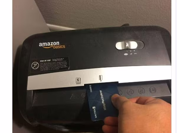 Hành khách cắt vụn thẻ tín dụng, "thề" tẩy chay United Airline ảnh 1