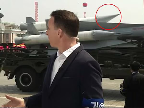 Khoảnh khắc xe tăng Triều Tiên bị hỏng, "khập khễnh" rời đội hình duyệt binh ảnh 2 Khoảnh khắc xe tăng Triều Tiên bị hỏng, "khập khễnh" rời đội hình duyệt binh ảnh 2