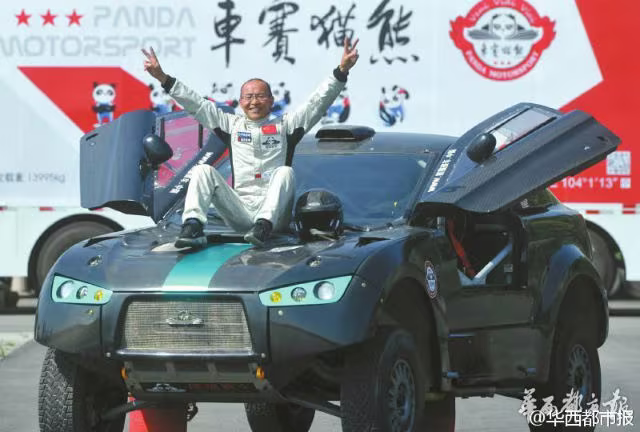 Lão ông 61 tuổi gây sốt trên internet với tài lái xe đua và bụng 6 múi ảnh 1 Lão ông 61 tuổi gây sốt trên internet với tài lái xe đua và bụng 6 múi ảnh 1