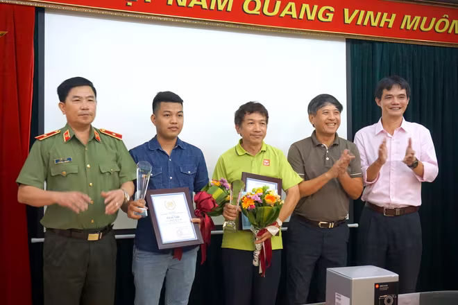 Báo An ninh Thủ đô đạt giải Nhì cuộc thi ảnh "Vì bình yên cuộc sống 2016" ảnh 4 Báo An ninh Thủ đô đạt giải Nhì cuộc thi ảnh "Vì bình yên cuộc sống 2016" ảnh 4