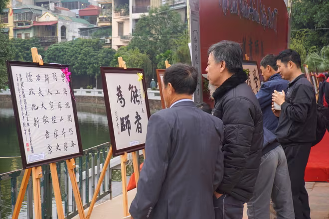 Người dân đến sớm xin chữ tại Văn Miếu – Quốc Tử Giám ảnh 3 Người dân đến sớm xin chữ tại Văn Miếu – Quốc Tử Giám ảnh 3