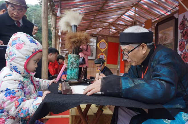 Người dân đến sớm xin chữ tại Văn Miếu – Quốc Tử Giám ảnh 9 Người dân đến sớm xin chữ tại Văn Miếu – Quốc Tử Giám ảnh 9