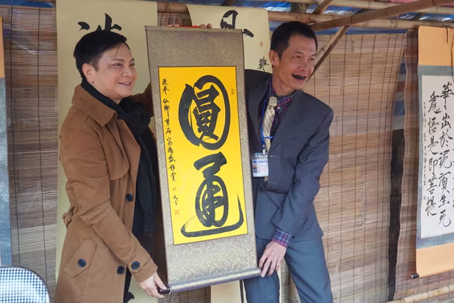 Người dân đến sớm xin chữ tại Văn Miếu – Quốc Tử Giám ảnh 11 Người dân đến sớm xin chữ tại Văn Miếu – Quốc Tử Giám ảnh 11